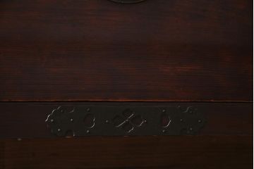 アンティーク家具　昭和初期　前面ケヤキ材　漆塗り　味わい深い佇まいがおしゃれな鉄脚付きローボード(ローチェスト、引き出し、衣装箪笥、テレビ台)(R-037965)