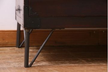 アンティーク家具　昭和初期　前面ケヤキ材　漆塗り　味わい深い佇まいがおしゃれな鉄脚付きローボード(ローチェスト、引き出し、衣装箪笥、テレビ台)(R-037965)