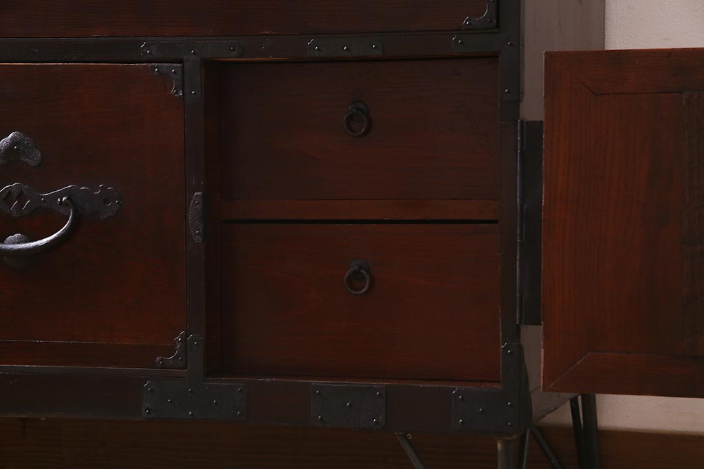 アンティーク家具　昭和初期　前面ケヤキ材　漆塗り　味わい深い佇まいがおしゃれな鉄脚付きローボード(ローチェスト、引き出し、衣装箪笥、テレビ台)(R-037966)