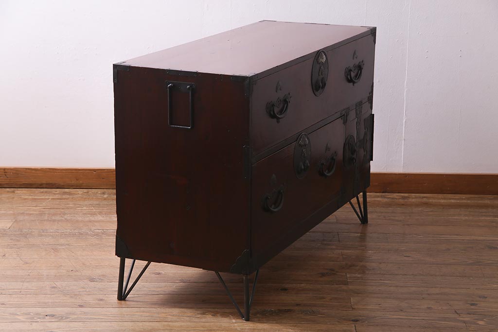 アンティーク家具　昭和初期　前面ケヤキ材　漆塗り　味わい深い佇まいがおしゃれな鉄脚付きローボード(ローチェスト、引き出し、衣装箪笥、テレビ台)(R-037966)