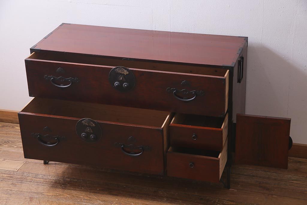 アンティーク家具　昭和初期　前面ケヤキ材　漆塗り　味わい深い佇まいがおしゃれな鉄脚付きローボード(ローチェスト、引き出し、衣装箪笥、テレビ台)(R-037966)