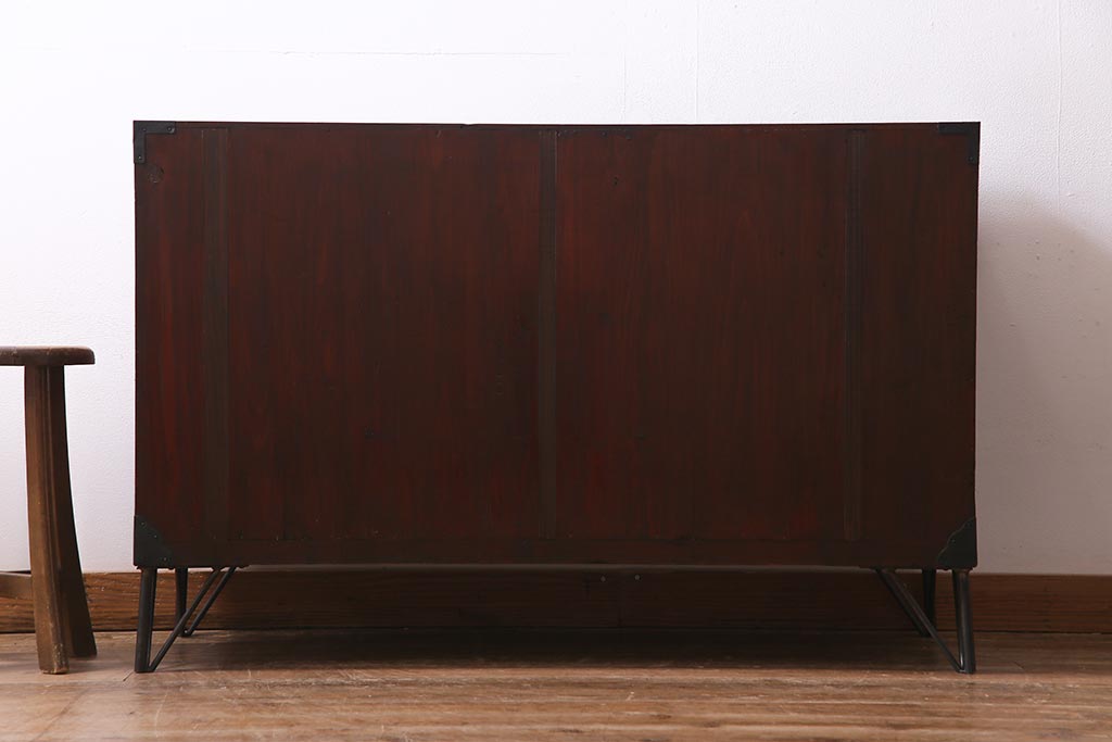 アンティーク家具　昭和初期　前面ケヤキ材　漆塗り　味わい深い佇まいがおしゃれな鉄脚付きローボード(ローチェスト、引き出し、衣装箪笥、テレビ台)(R-037966)