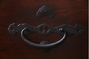 アンティーク家具　昭和初期　前面ケヤキ材　漆塗り　味わい深い佇まいがおしゃれな鉄脚付きローボード(ローチェスト、引き出し、衣装箪笥、テレビ台)(R-037966)