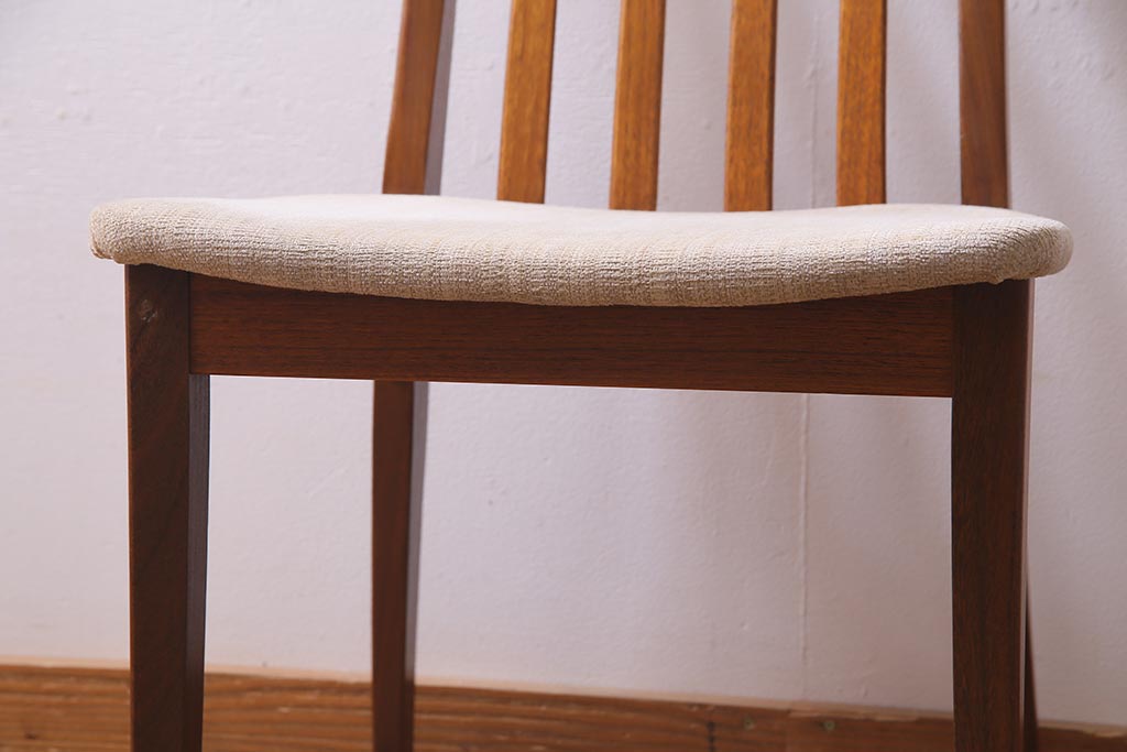 ヴィンテージ家具　北欧ビンテージ　G-PLAN(ジープラン)　チーク材の温もり溢れるダイニングチェア(椅子)(R-037972)