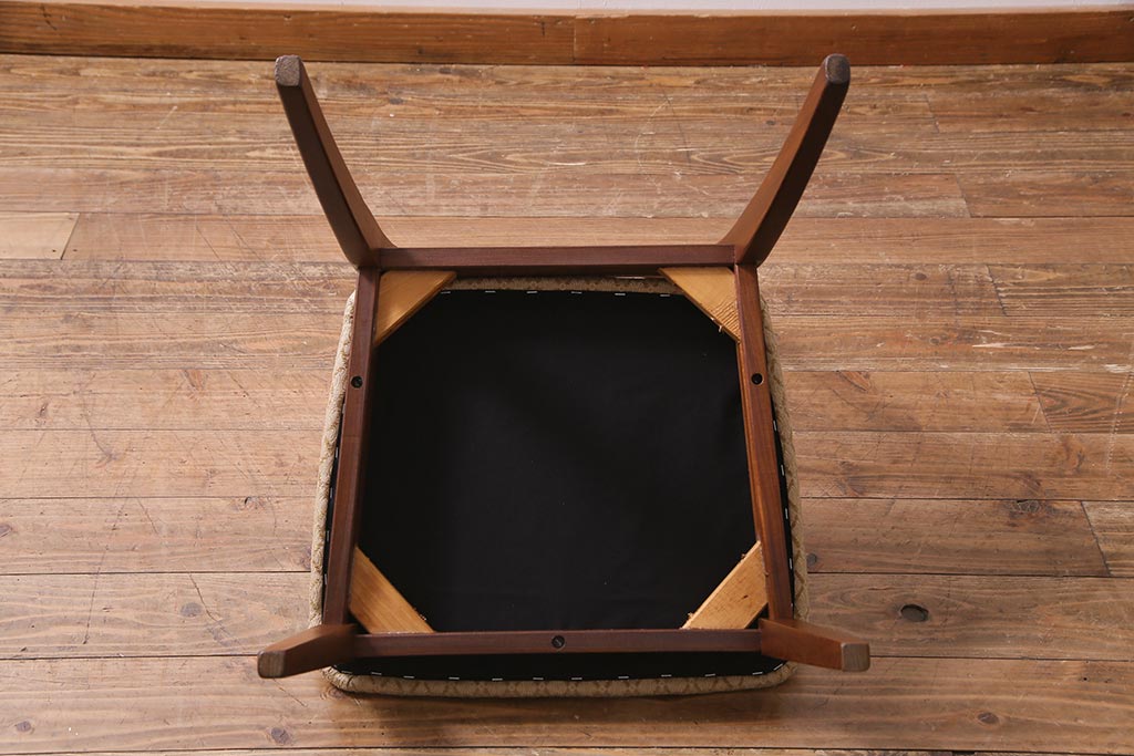 ヴィンテージ家具　G-PLAN(ジープラン)　スタイリッシュなフォルムが魅力的な北欧風ダイニングチェア(椅子、ビンテージ)(R-037975)