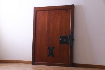 アンティーク建具　ヒノキ・ケヤキ材　純和風の空間におすすめな重厚感漂う庄内蔵戸(建具、引き戸、玄関戸)(R-037980)