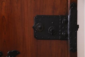 アンティーク建具　ヒノキ・ケヤキ材　純和風の空間におすすめな重厚感漂う庄内蔵戸(建具、引き戸、玄関戸)(R-037980)
