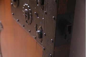 アンティーク建具　ヒノキ・ケヤキ材　純和風の空間におすすめな重厚感漂う庄内蔵戸(建具、引き戸、玄関戸)(R-037980)
