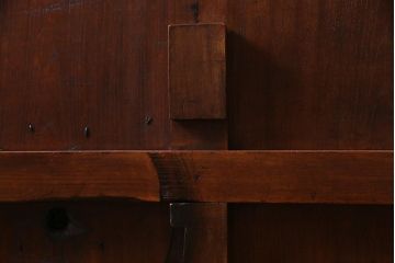 アンティーク建具　ヒノキ・ケヤキ材　純和風の空間におすすめな重厚感漂う庄内蔵戸(建具、引き戸、玄関戸)(R-037980)