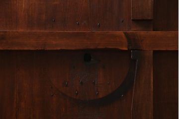 アンティーク建具　ヒノキ・ケヤキ材　純和風の空間におすすめな重厚感漂う庄内蔵戸(建具、引き戸、玄関戸)(R-037980)