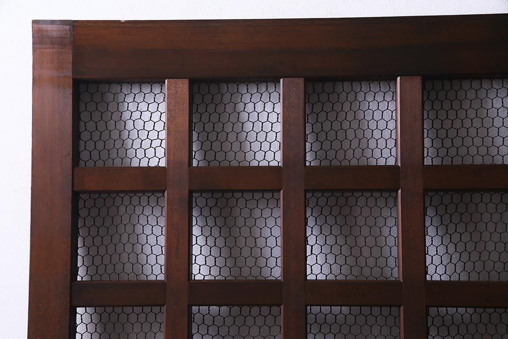 アンティーク建具　ヒノキ材　亀甲金網　和の雰囲気を高める格子蔵戸(建具、引き戸、玄関戸)(R-037981)