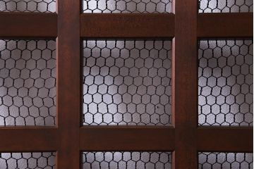 アンティーク建具　ヒノキ材　亀甲金網　和の雰囲気を高める格子蔵戸(建具、引き戸、玄関戸)(R-037981)