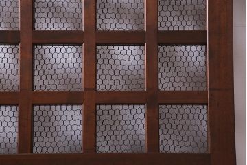 アンティーク建具　ヒノキ材　亀甲金網　和の雰囲気を高める格子蔵戸(建具、引き戸、玄関戸)(R-037981)
