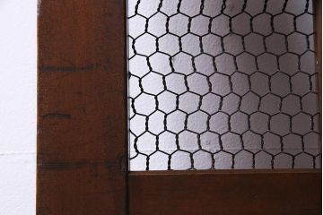 アンティーク建具　ヒノキ材　亀甲金網　和の雰囲気を高める格子蔵戸(建具、引き戸、玄関戸)(R-037981)