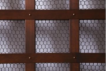 アンティーク建具　ヒノキ材　亀甲金網　和の雰囲気を高める格子蔵戸(建具、引き戸、玄関戸)(R-037981)