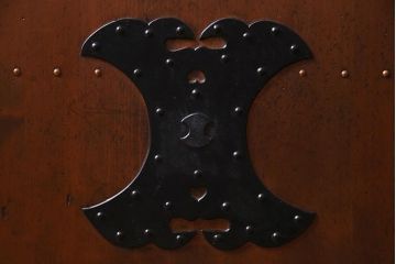 アンティーク建具　ヒノキ材　亀甲金網　和の雰囲気を高める格子蔵戸(建具、引き戸、玄関戸)(R-037981)
