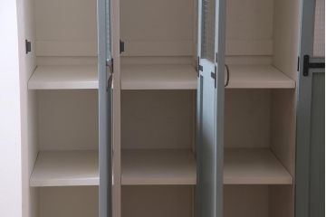 ラフジュ工房オリジナル　ヒノキ無垢材・ヒバ材　チェッカーガラス入り　レトロペイントの3人用ロッカー(収納棚、戸棚)(R-037984)