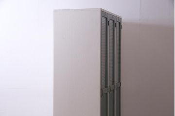 ラフジュ工房オリジナル　ヒノキ無垢材・ヒバ材　チェッカーガラス入り　レトロペイントの3人用ロッカー(収納棚、戸棚)(R-037984)