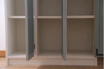 ラフジュ工房オリジナル　ヒノキ無垢材・ヒバ材　チェッカーガラス入り　レトロペイントの3人用ロッカー(収納棚、戸棚)(R-037984)