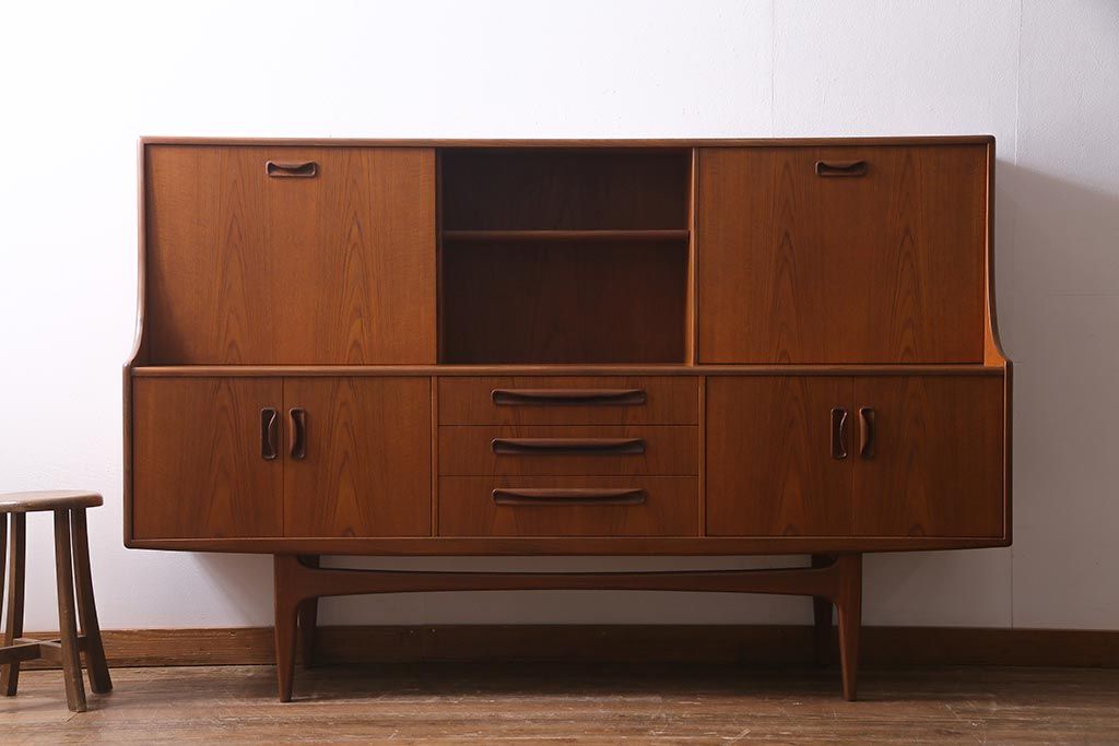 ヴィンテージ家具　チーク材　北欧家具ならではの温かみが魅力的なサイドボード(収納棚、カップボード、リビングボード、ビンテージ)(R-037986)