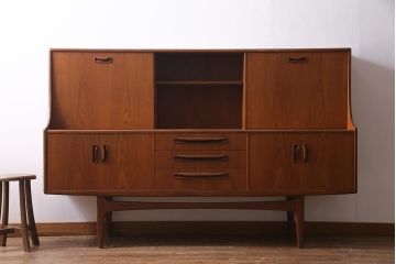 ヴィンテージ家具　チーク材　北欧家具ならではの温かみが魅力的なサイドボード(収納棚、カップボード、リビングボード、ビンテージ)(R-037986)