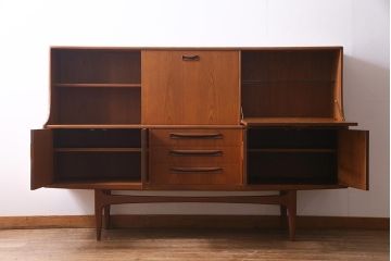 ヴィンテージ家具　チーク材　北欧家具ならではの温かみが魅力的なサイドボード(収納棚、カップボード、リビングボード、ビンテージ)(R-037986)