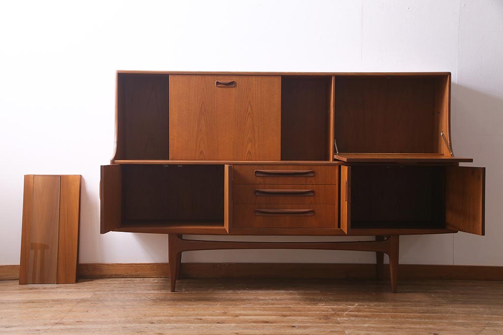 ヴィンテージ家具　チーク材　北欧家具ならではの温かみが魅力的なサイドボード(収納棚、カップボード、リビングボード、ビンテージ)(R-037986)