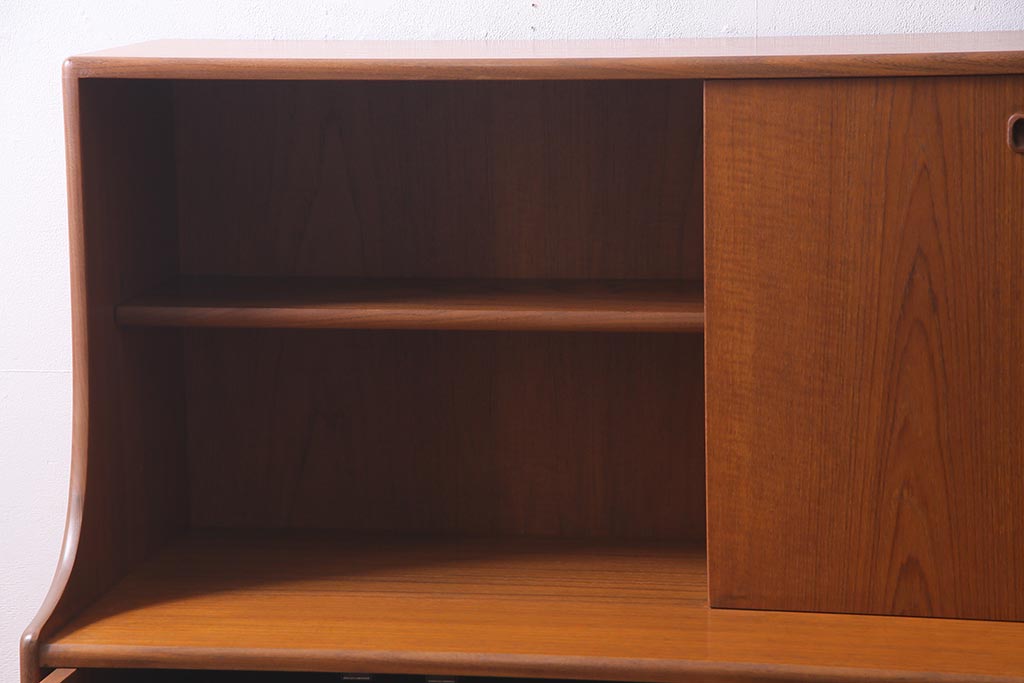 ヴィンテージ家具　チーク材　北欧家具ならではの温かみが魅力的なサイドボード(収納棚、カップボード、リビングボード、ビンテージ)(R-037986)