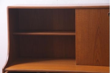 ヴィンテージ家具　チーク材　北欧家具ならではの温かみが魅力的なサイドボード(収納棚、カップボード、リビングボード、ビンテージ)(R-037986)