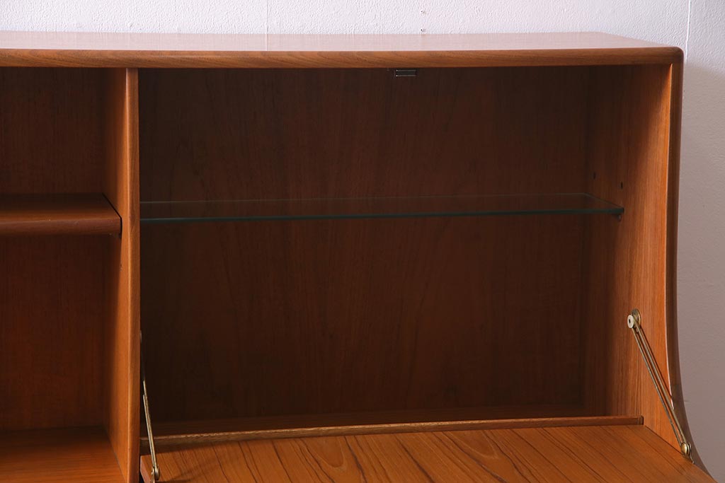 ヴィンテージ家具　チーク材　北欧家具ならではの温かみが魅力的なサイドボード(収納棚、カップボード、リビングボード、ビンテージ)(R-037986)