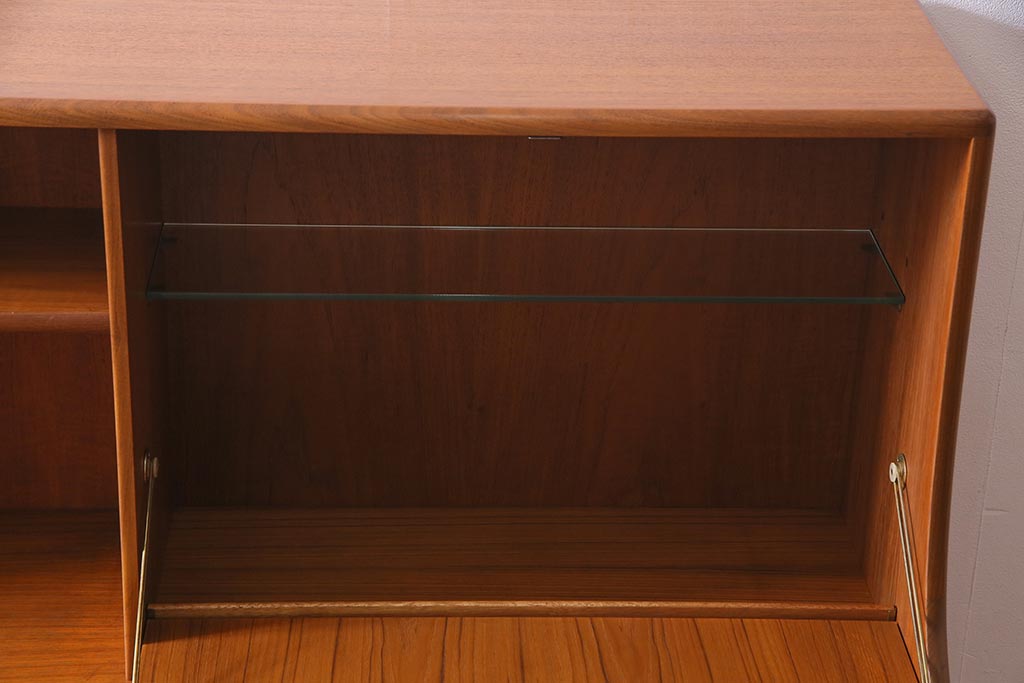 ヴィンテージ家具　チーク材　北欧家具ならではの温かみが魅力的なサイドボード(収納棚、カップボード、リビングボード、ビンテージ)(R-037986)