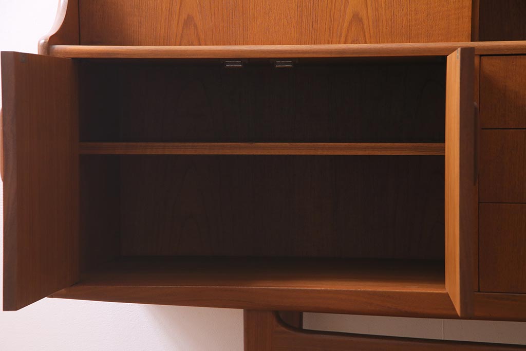 ヴィンテージ家具　チーク材　北欧家具ならではの温かみが魅力的なサイドボード(収納棚、カップボード、リビングボード、ビンテージ)(R-037986)