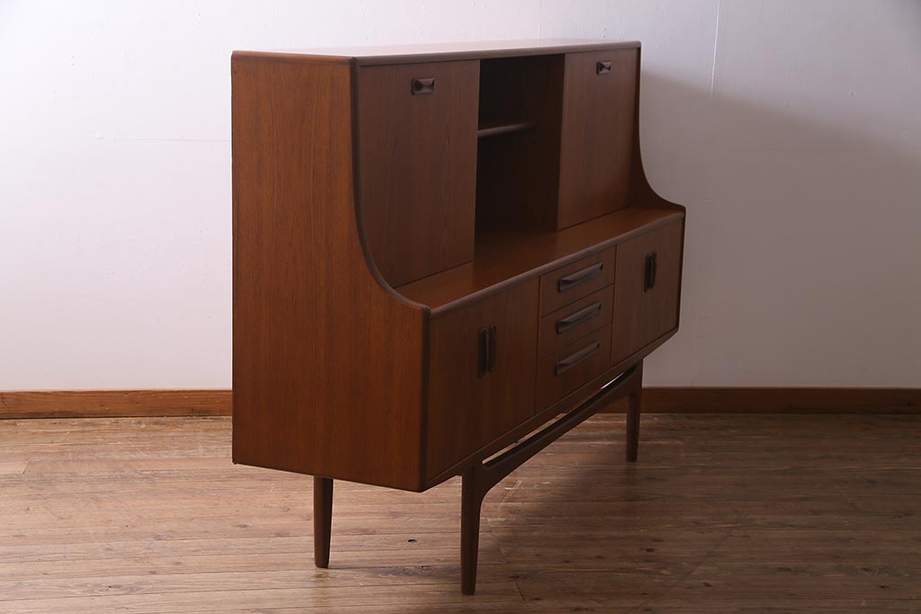 ヴィンテージ家具　チーク材　北欧家具ならではの温かみが魅力的なサイドボード(収納棚、カップボード、リビングボード、ビンテージ)(R-037986)