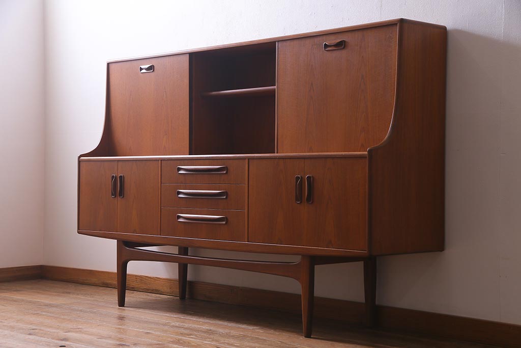 ヴィンテージ家具　チーク材　北欧家具ならではの温かみが魅力的なサイドボード(収納棚、カップボード、リビングボード、ビンテージ)(R-037986)