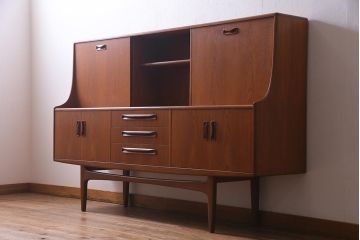 ヴィンテージ家具　チーク材　北欧家具ならではの温かみが魅力的なサイドボード(収納棚、カップボード、リビングボード、ビンテージ)(R-037986)