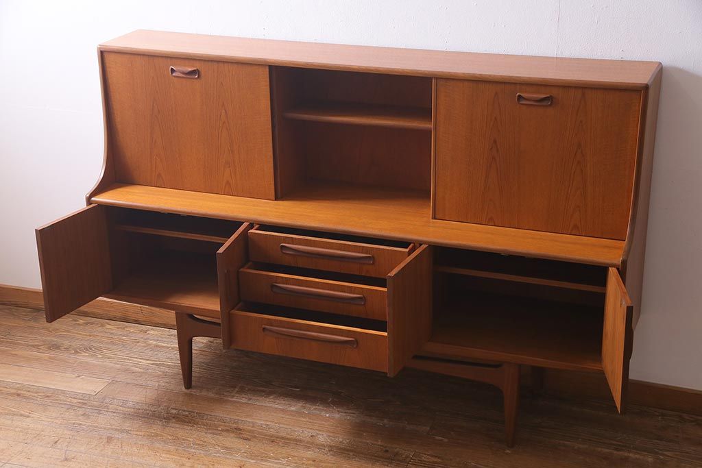 ヴィンテージ家具　チーク材　北欧家具ならではの温かみが魅力的なサイドボード(収納棚、カップボード、リビングボード、ビンテージ)(R-037986)