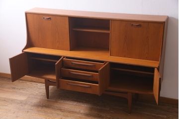 ヴィンテージ家具　チーク材　北欧家具ならではの温かみが魅力的なサイドボード(収納棚、カップボード、リビングボード、ビンテージ)(R-037986)