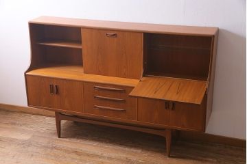 ヴィンテージ家具　チーク材　北欧家具ならではの温かみが魅力的なサイドボード(収納棚、カップボード、リビングボード、ビンテージ)(R-037986)