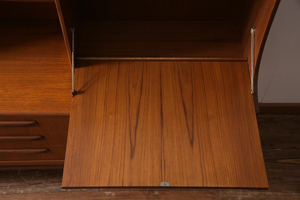 ヴィンテージ家具　チーク材　北欧家具ならではの温かみが魅力的なサイドボード(収納棚、カップボード、リビングボード、ビンテージ)(R-037986)