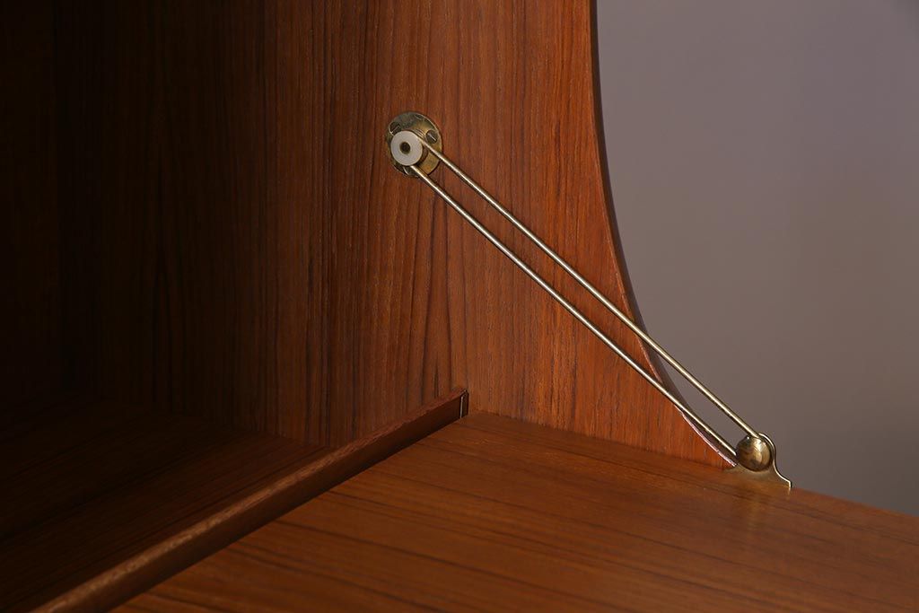 ヴィンテージ家具　チーク材　北欧家具ならではの温かみが魅力的なサイドボード(収納棚、カップボード、リビングボード、ビンテージ)(R-037986)