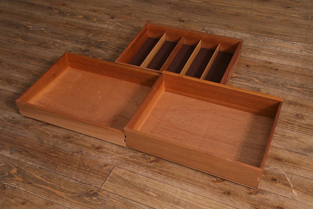 ヴィンテージ家具　チーク材　北欧家具ならではの温かみが魅力的なサイドボード(収納棚、カップボード、リビングボード、ビンテージ)(R-037986)