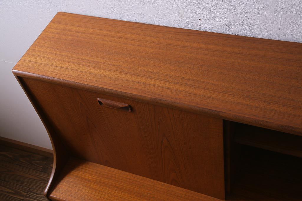 ヴィンテージ家具　チーク材　北欧家具ならではの温かみが魅力的なサイドボード(収納棚、カップボード、リビングボード、ビンテージ)(R-037986)