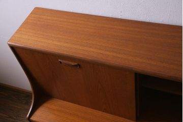 ヴィンテージ家具　チーク材　北欧家具ならではの温かみが魅力的なサイドボード(収納棚、カップボード、リビングボード、ビンテージ)(R-037986)