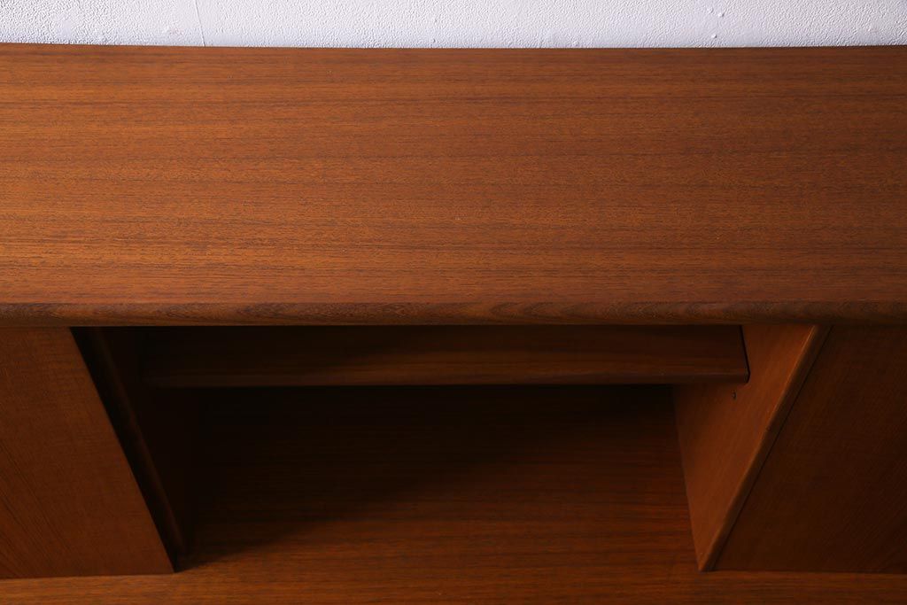 ヴィンテージ家具　チーク材　北欧家具ならではの温かみが魅力的なサイドボード(収納棚、カップボード、リビングボード、ビンテージ)(R-037986)