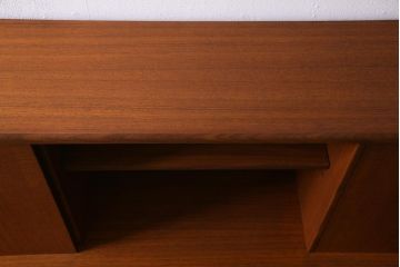 ヴィンテージ家具　チーク材　北欧家具ならではの温かみが魅力的なサイドボード(収納棚、カップボード、リビングボード、ビンテージ)(R-037986)