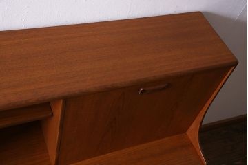 ヴィンテージ家具　チーク材　北欧家具ならではの温かみが魅力的なサイドボード(収納棚、カップボード、リビングボード、ビンテージ)(R-037986)