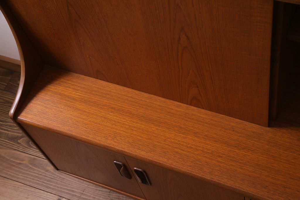 ヴィンテージ家具　チーク材　北欧家具ならではの温かみが魅力的なサイドボード(収納棚、カップボード、リビングボード、ビンテージ)(R-037986)