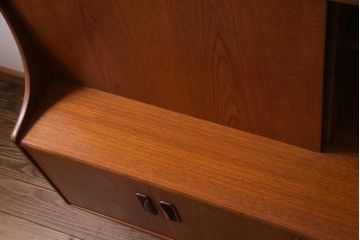 ヴィンテージ家具　チーク材　北欧家具ならではの温かみが魅力的なサイドボード(収納棚、カップボード、リビングボード、ビンテージ)(R-037986)