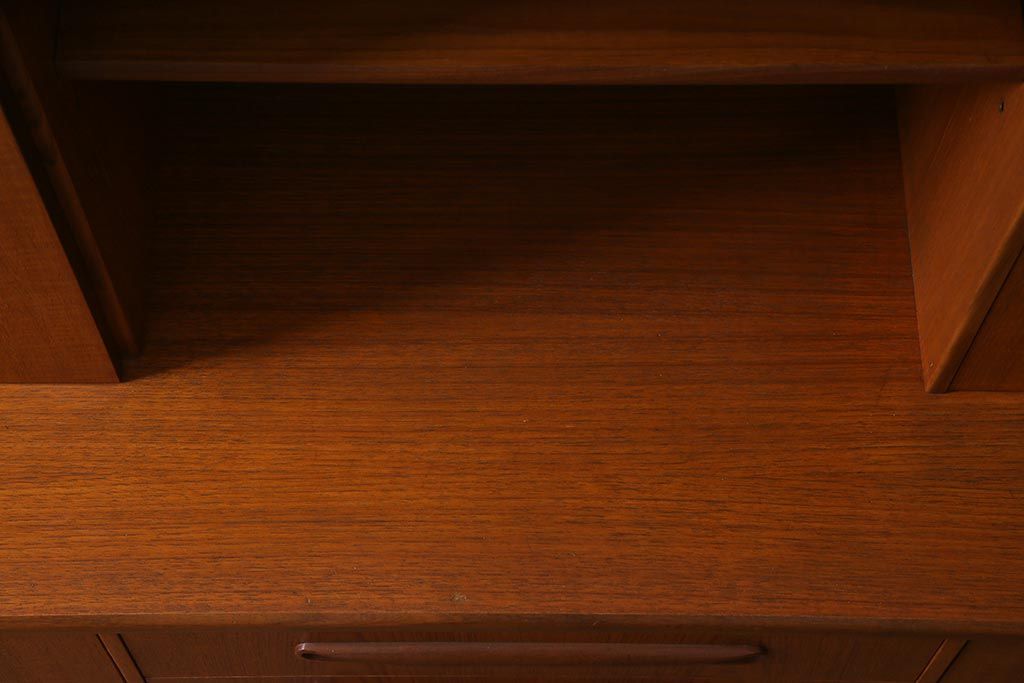 ヴィンテージ家具　チーク材　北欧家具ならではの温かみが魅力的なサイドボード(収納棚、カップボード、リビングボード、ビンテージ)(R-037986)