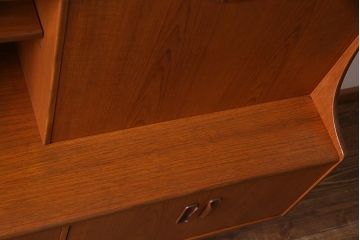 ヴィンテージ家具　チーク材　北欧家具ならではの温かみが魅力的なサイドボード(収納棚、カップボード、リビングボード、ビンテージ)(R-037986)